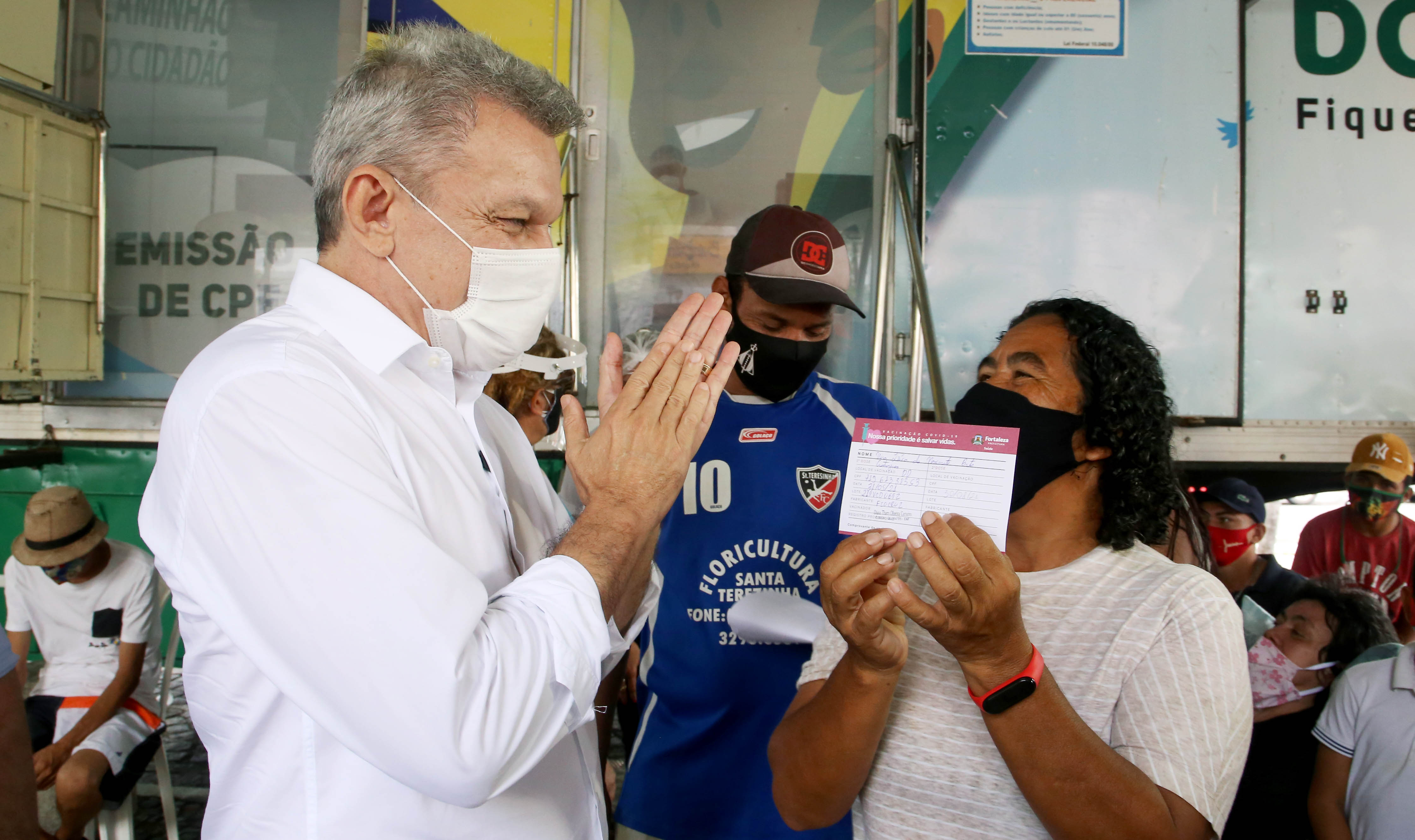 Sarto e uma senhora vibram após ela ter sido vacinada